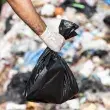 https://files-prod.rcnradio.com/public/styles/284_x_160_wepb/public/2025-10/mano-sosteniendo-una-bolsa-de-basura-negra-frente-una-gran-montana-y-un-monton-de-basura-basuras-plasticas-de-origen-industrial-y-comunitario-dia-mundial-del-medio-ambiente.jpg.webp