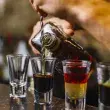 https://files-prod.rcnradio.com/public/styles/284_x_160_wepb/public/2025-11/vista-lateral-de-bebidas-alcoholicas-multicolores-licor-con-una-rodaja-de-kiwi-sobre-la-mesa.jpg.webp